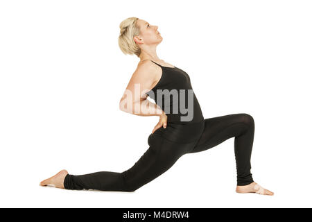 Yoga Frau Schwarz Anjaneyasana Hände zurück Stockfoto