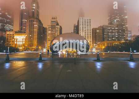 Cloud Gate aka der Bean mit Nebel und Chicago Skyline bei Nacht - Chicago, IL Stockfoto