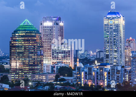 Luftaufnahme von Jakarta Geschäftsgebiets Skyline in der Dämmerung in Indonesien Hauptstadt in Südostasien. Stockfoto