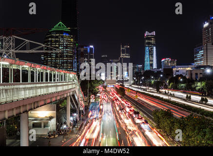 Starker Verkehr mit unscharfen Bewegung auf Gatot Subroto Highway im Herzen des Geschäftsviertel von Jakarta in Indonesien Hauptstadt in der Nacht in So erfasst Stockfoto