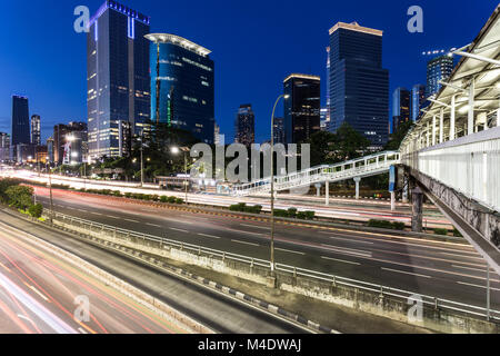 Atemberaubende Nacht Blick auf Verkehr, mit langer Belichtungszeit eingefangen, entlang der Gatot Subroto Highway im Herzen von Jakartas Geschäftsviertel in der Dämmerung in Stockfoto