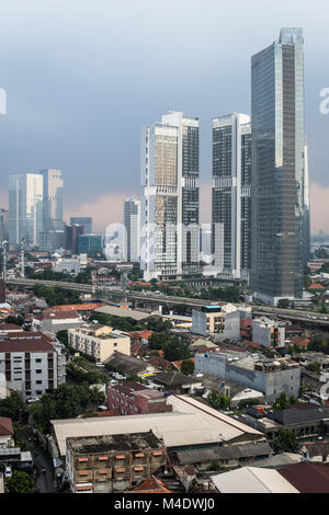 Luftaufnahme von einem Wohnviertel, Mischen flaches Häuser und Luxury Condominium Türme in Jakarta, Indonesien Hauptstadt Stadt. Stockfoto