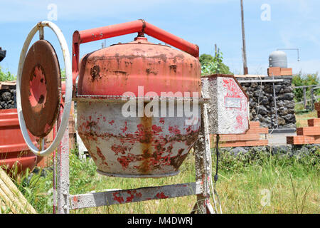 Alte rostige Betonmischer auf Baustelle Stockfoto