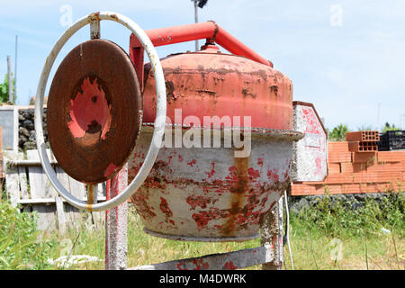 Alte rostige Betonmischer auf Baustelle Stockfoto