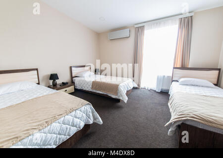 Dreibettzimmer im modernen hotel Stockfoto