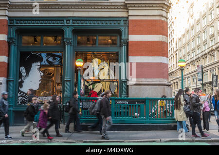 New York, NY, USA, 14. Februar 2018 - Rush Hour an der Prince Street in Soho CREDIT © Stacy Walsh Rosenstock/Alamy Stockfoto