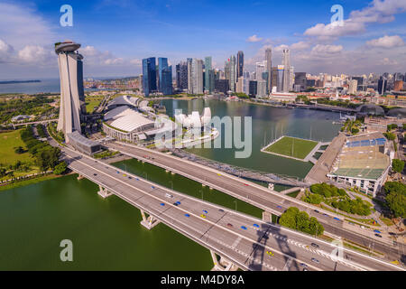 Skyline von Singapur im Marina Bay View aus Singapore Flyer Stockfoto