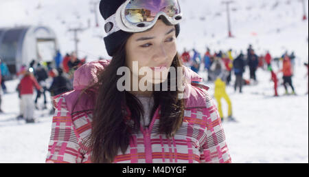 Junge Frau auf Skiurlaub Stockfoto