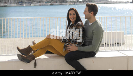 Liebevolle junge Paar entspannen am Wasser Stockfoto