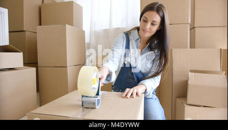 Junge Frau Umzug Umzugskartons Stockfoto