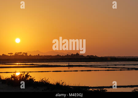 Sonnenuntergang in den Salinen von Marsala auf Sizilien Stockfoto