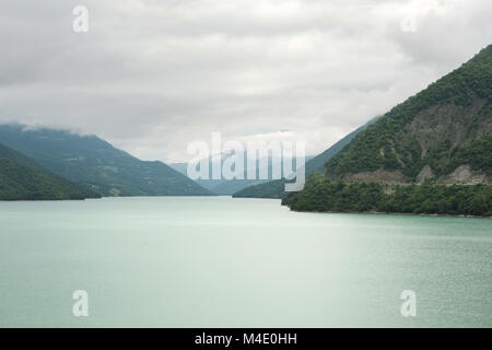 Zhinvali Stausee in den Bergen Stockfoto