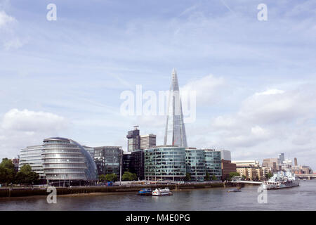 Farbfoto des Rathauses und der Shard mit HMS Belfast, London, England, UK. Credit: London Snapper Stockfoto