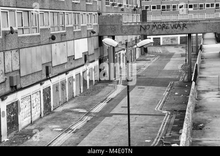 Schwarz & Weiß Fotografie Heygate Immobilien, Southwark, London. Fotografiert, bevor es abgerissen wurde. London, England, UK. h Stockfoto