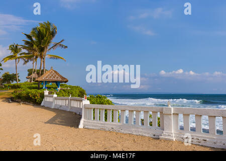 Strand in der Nähe von Tanah Lot Tempel - Bali, Indonesien Stockfoto