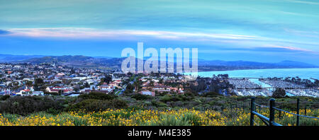 Wanderweg über Dana Point Harbor bei Sonnenuntergang Stockfoto