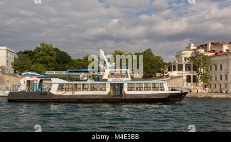 Ausflugsschiff Zuid in der Artillerie Bucht von Sewastopol Stockfoto