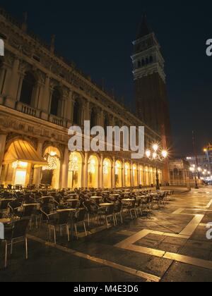 Lampen am Markusplatz in Venedig, Italien Stockfoto