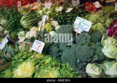 Verschiedene Gemüse verkaufen auf dem Markt Stockfoto