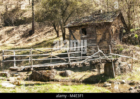 Alten grunge Dorf Haus und Brücke Stockfoto