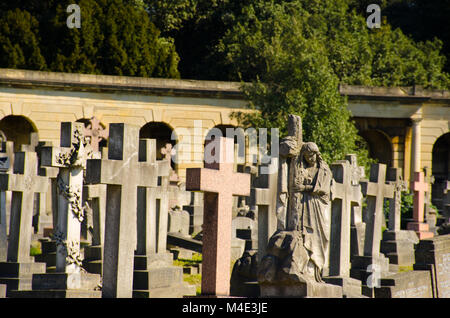 Große Gruppe von Kreuze in Friedhof Stockfoto