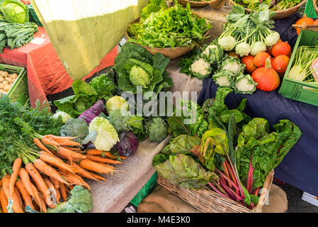 Verschiedene Arten von Gemüse für den Verkauf auf dem Markt Stockfoto