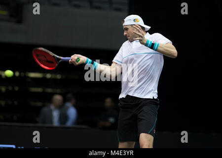 Uniondale, United States. 14 Feb, 2018. John Isner von USA Versandkosten Kugel während der 2. Runde Spiel gegen Radu Albot der Republik Moldau an ATP 250 New York Open Turnier im Nassau Coliseum Credit: Lev Radin/Pacific Press/Alamy leben Nachrichten Stockfoto