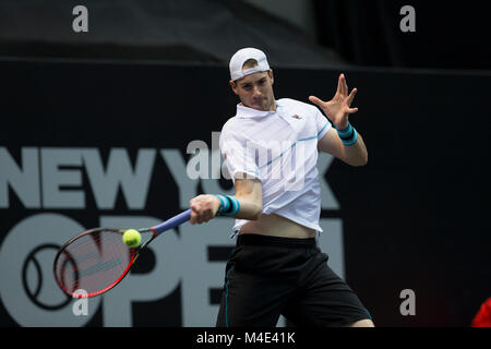 Uniondale, United States. 14 Feb, 2018. John Isner von USA Versandkosten Kugel während der 2. Runde Spiel gegen Radu Albot der Republik Moldau an ATP 250 New York Open Turnier im Nassau Coliseum Credit: Lev Radin/Pacific Press/Alamy leben Nachrichten Stockfoto