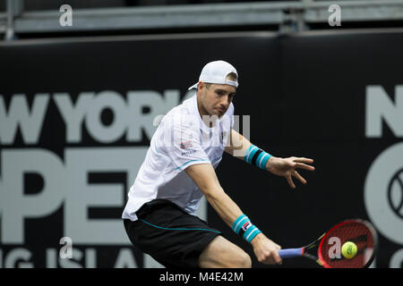 Uniondale, United States. 14 Feb, 2018. John Isner von USA Versandkosten Kugel während der 2. Runde Spiel gegen Radu Albot der Republik Moldau an ATP 250 New York Open Turnier im Nassau Coliseum Credit: Lev Radin/Pacific Press/Alamy leben Nachrichten Stockfoto