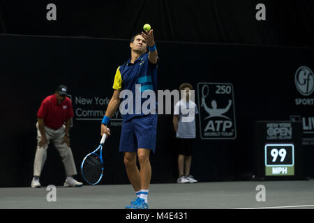 Uniondale, United States. 14 Feb, 2018. Evgeny Donskoi Russlands dient Kugel während der 2. Runde Spiel gegen Kei Nishikori Japans in ATP 250 New York Open Turnier im Nassau Coliseum Credit: Lev Radin/Pacific Press/Alamy leben Nachrichten Stockfoto