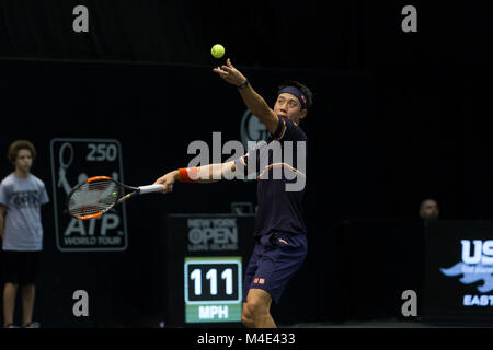 Uniondale, United States. 14 Feb, 2018. Kei Nishikori Japans serviert Kugel während der 2. Runde Spiel gegen Evgeny Donskoi Russlands an ATP 250 New York Open Turnier im Nassau Coliseum Credit: Lev Radin/Pacific Press/Alamy leben Nachrichten Stockfoto