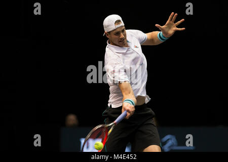 Uniondale, United States. 14 Feb, 2018. John Isner von USA Versandkosten Kugel während der 2. Runde Spiel gegen Radu Albot der Republik Moldau an ATP 250 New York Open Turnier im Nassau Coliseum Credit: Lev Radin/Pacific Press/Alamy leben Nachrichten Stockfoto