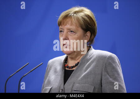 Berlin, Deutschland. 15 Feb, 2018. Berlin: Berlin: Das Foto zeigt die Deutsche Bundeskanzlerin Angela Merkel auf dem Podium an der Pressekonferenz im Bundeskanzleramt. Quelle: Simone Kuhlmey/Pacific Press/Alamy leben Nachrichten Stockfoto