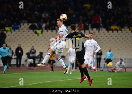 Athen, Griechenland. 15 Feb, 2018. Lazaros Christodoulopoulos (Nr. 7) der AEK, ein Tor gegen Dynamo Kiew Credit: Dimitrios Karvountzis/Pacific Press/Alamy Live News versucht Stockfoto