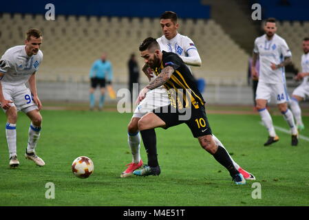 Athen, Griechenland. 15 Feb, 2018. Marko Livaja (Nr. 10) von AEK versucht, Spieler von Dynamo Kiew zu vermeiden. Credit: Dimitrios Karvountzis/Pacific Press/Alamy leben Nachrichten Stockfoto