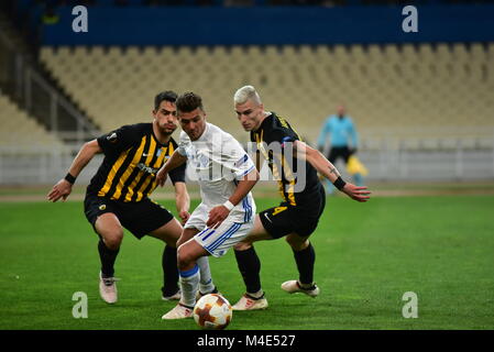 Athen, Griechenland. 15 Feb, 2018. Junior Moraes (Nr. 11) von Dynamo Kiew, vermeidet zwei Spieler der AEK. Credit: Dimitrios Karvountzis/Pacific Press/Alamy leben Nachrichten Stockfoto