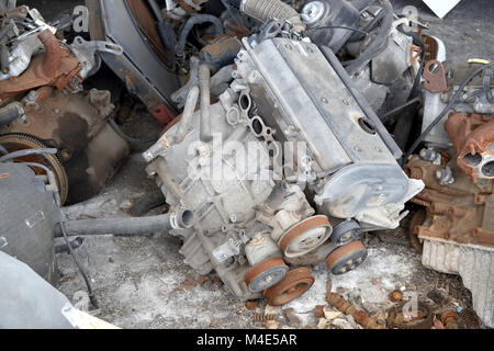 Alten verrosteten Motor bereit für den Abbau Prozess Stockfoto