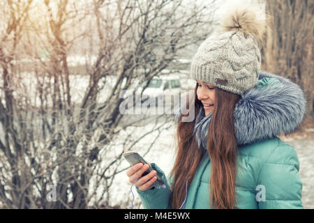 Junge Mädchen in einem Winter Park in der Nähe von Fluss Stockfoto