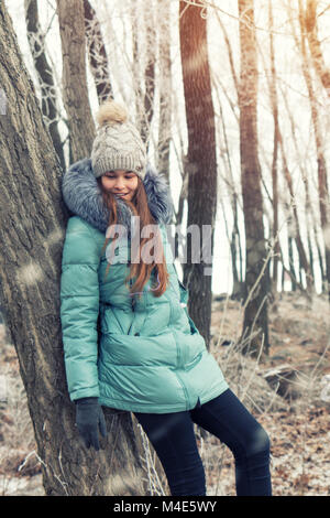 Junge Mädchen in einem Winter Park in der Nähe von Fluss Stockfoto