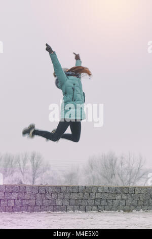 Junge Mädchen in einem Winter Park in der Nähe von Fluss Stockfoto