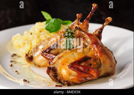 Geröstete oder gebratene Wachtel mit Kräutern und tagliatelle Stockfoto