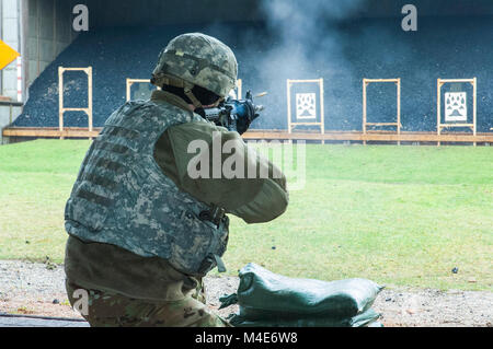 Mitglieder des 18 Military Police Brigade des 21 Theater Sustainment Command Praxis die Dreharbeiten zu dem 25 Meter Reichweite in Breitenwald Training Area in Landstuhl, Deutschland, 02. Februar 2018. (U.S. Armee Stockfoto