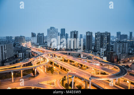 Stadt interchange closeup in Nightfall Stockfoto