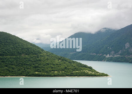 Zhinvali Stausee in den Bergen Stockfoto