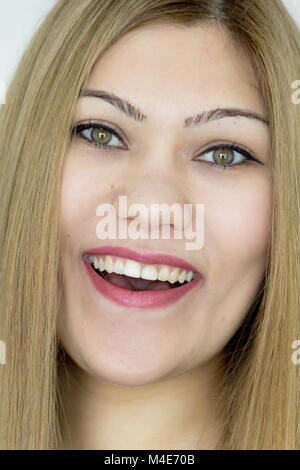 Lächelnden jungen Mädchen mit geradem Haar und grüne Augen Stockfoto