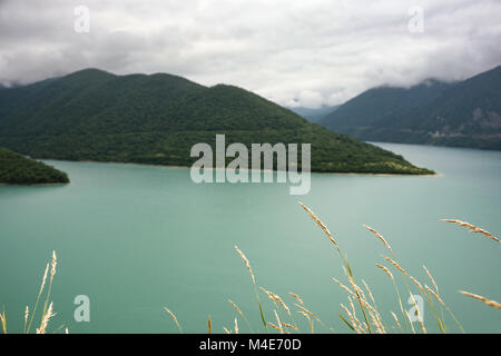 Zhinvali Stausee in den Bergen Stockfoto