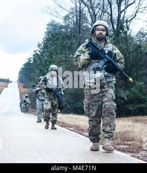 Sgt. Bryan Mann, eine Intelligenz Analytiker mit 150 Ingenieur Bataillon, 155 gepanzerte Brigade Combat Team, führt Fußpatrouille Training im Camp Shelby Joint Forces Training Mitte Februar 5, 2018. Die Brigade ist die Ausbildung für einen bevorstehenden Einsatz in den Nahen Osten zur Unterstützung der Operation Spartan Schild. Stockfoto