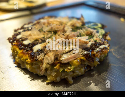Okonomiyaki auf einer Platte Stockfoto