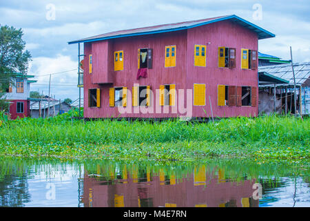 Traditionelle hölzerne Pfahlbauten in Inle Lake Myanmar Stockfoto