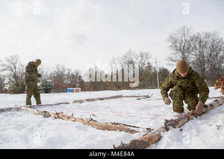 Cpl. Deyton Parker (links), Tank Mechaniker und Sgt. Soran Shay (rechts), Tank Commander, beide mit Firma F, 4 Tank Battalion, 4th Marine Division, Erstellen von Gitterlinien auf ein Terrain Modell während der Übung Winterpause 2018, Feb 7, 2018. Finden Marines verbringen zwei Wochen jedes Jahr bauen ihre Fähigkeiten bei einem jährlichen Übung. Dieses Jahr, das Camp Lejeune in North Carolina, Tank Gesellschaft nutzt weiterhin die Vorteile der robusten Training Camp Äsche Bereichen ihre Offensive, defensive und Manöver Funktionen in einer kalten Umgebung zu testen. Stockfoto